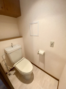 ２階トイレです。トイレは２ヶ所とも上部に棚があるため、見た目をスッキリ保てます。