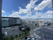 廊下側（西側）からの眺望です。向かいの建物が京都リサーチパークになります。