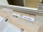 洗面台はタッチレス水栓を採用。手を近づけるだけで水が出るので衛生的です。