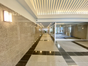 1階エントランスロビーは大理石張りの床で高級感のある輝きが気分を高揚させてくれます。