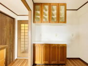 キッチンスペースにはキッチン棚が備え付けられており収納豊富です。