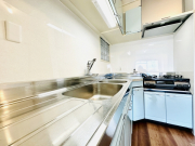 キッチンはL字型でスペースを広く使えてお料理も捗りそうです。