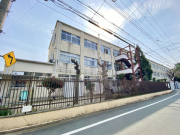 京都市立朱雀中学校まで徒歩約9分。