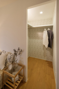 各居室にある収納には扉がなく通気性に優れており湿気や匂いがこもりにくい仕様になっています。