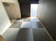 黒い琉球畳に白い壁が和モダンな雰囲気のオシャレな室内です。