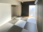 黒の琉球畳が印象的な約5.4帖の和室です。シックな雰囲気でインテリアを選ぶのも楽しめそうです。