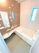 浴室換気乾燥暖房機付きの１坪サイズのゆとりのあるユニットバス。タイル床は床面に細かな排水溝を加工してあることで乾きやすく、滑りにくく、汚れにくい仕様に。カビの発生を抑制する効果があります。※同仕様施工