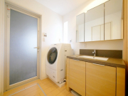 広々なスペースがある洗面台は忙しい朝の身支度に便利（2022年10月）撮影