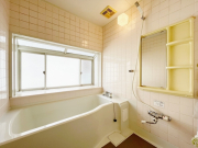 自然換気出来る窓付きバスルーム  
浴室には窓もございますので、自然換気ができ衛生的