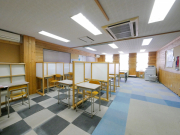 ２階部分の教室は約38帖あり、奥には洋室とキッチンもあります。改装して用途を変えてもいいですね。