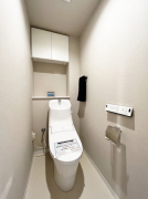 ウォシュレット機能標準設備で快適な温水洗浄便座付きの広く明るいトイレです。